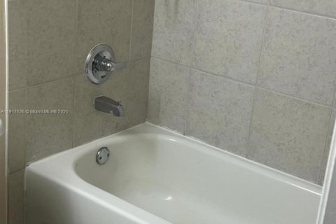 Condo in Hollywood, Florida, 2 bedrooms  № 1972230 - photo 14