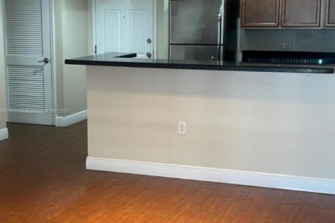 Condo in Hollywood, Florida, 2 bedrooms  № 1972230 - photo 17