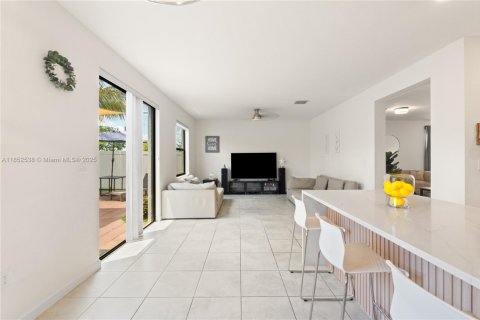 Casa en venta en Hialeah, Florida, 3 dormitorios, 223.52 m2 № 1872273 - foto 10