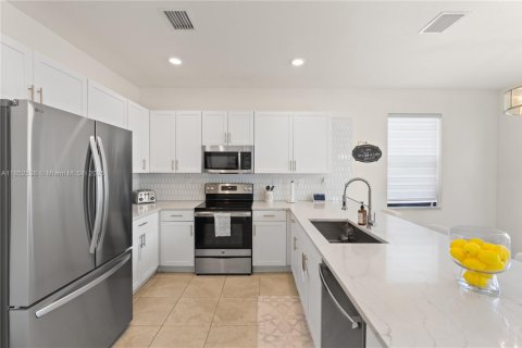 Casa en venta en Hialeah, Florida, 3 dormitorios, 223.52 m2 № 1872273 - foto 12