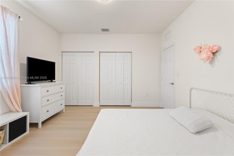 Casa en venta en Hialeah, Florida, 3 dormitorios, 223.52 m2 № 1872273 - foto 27