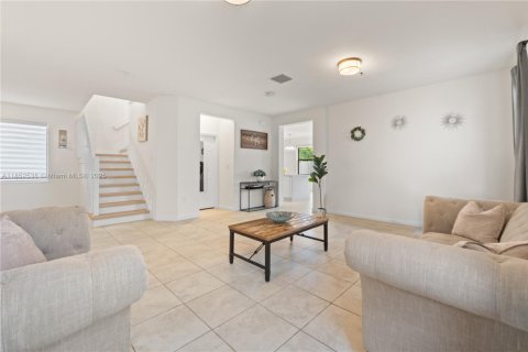 Casa en venta en Hialeah, Florida, 3 dormitorios, 223.52 m2 № 1872273 - foto 7