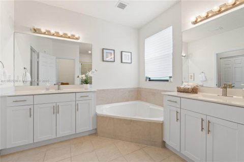 Casa en venta en Hialeah, Florida, 3 dormitorios, 223.52 m2 № 1872273 - foto 18