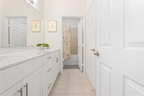 Casa en venta en Hialeah, Florida, 3 dormitorios, 223.52 m2 № 1872273 - foto 23
