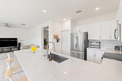Casa en venta en Hialeah, Florida, 3 dormitorios, 223.52 m2 № 1872273 - foto 11