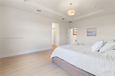 Casa en venta en Hialeah, Florida, 3 dormitorios, 223.52 m2 № 1872273 - foto 17