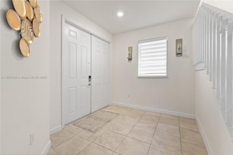 Casa en venta en Hialeah, Florida, 3 dormitorios, 223.52 m2 № 1872273 - foto 3