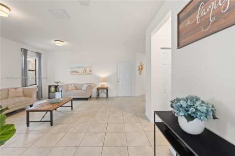 Casa en venta en Hialeah, Florida, 3 dormitorios, 223.52 m2 № 1872273 - foto 8