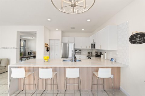 Casa en venta en Hialeah, Florida, 3 dormitorios, 223.52 m2 № 1872273 - foto 5