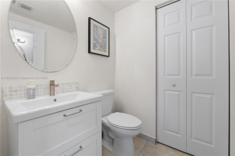 Casa en venta en Hialeah, Florida, 3 dormitorios, 223.52 m2 № 1872273 - foto 13