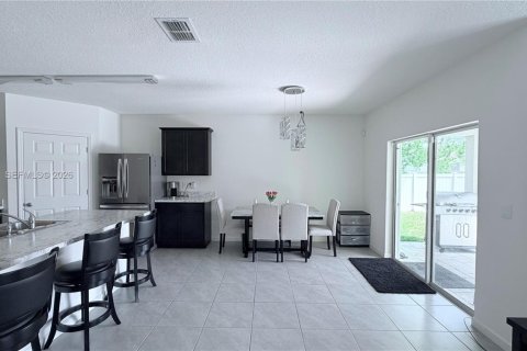 House in Port St. Lucie, Florida 3 bedrooms, 169.73 sq.m. № 2068225 - photo 7