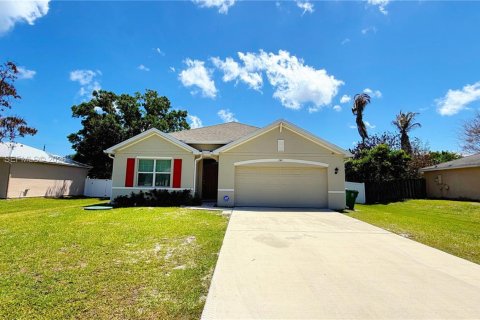 House in Port St. Lucie, Florida 3 bedrooms, 169.73 sq.m. № 2068225 - photo 2