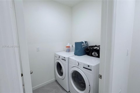 House in Port St. Lucie, Florida 3 bedrooms, 169.73 sq.m. № 2068225 - photo 22