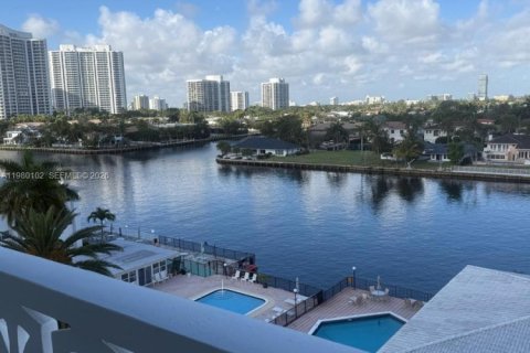 Снять в аренду кондоминиум в Халландейл-Бич, Флорида 2 спальни, 116.13м2, № 2046470 - фото 10