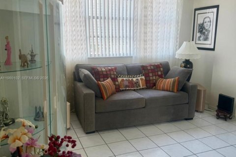 Снять в аренду кондоминиум в Халландейл-Бич, Флорида 2 спальни, 116.13м2, № 2046470 - фото 7