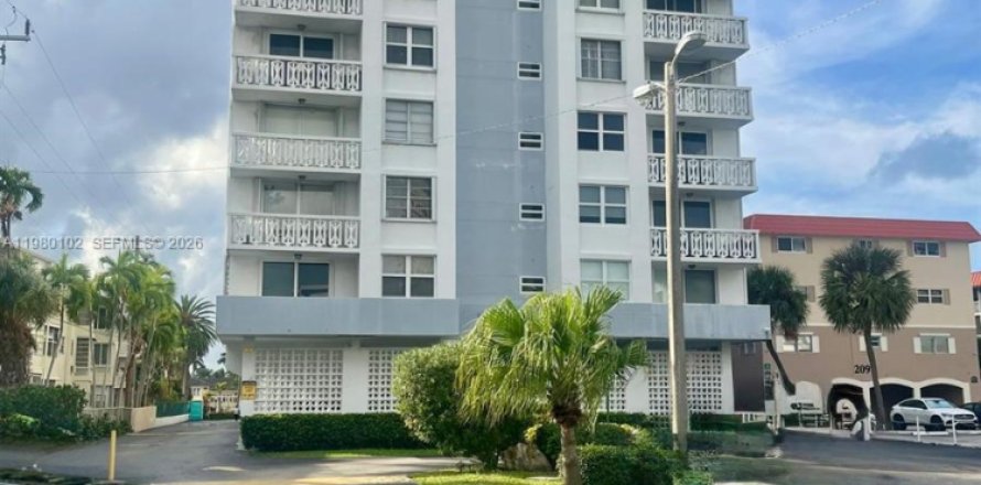 Кондоминиум с 2 спальнями в Халландейл-Бич, Флорида № 2046470