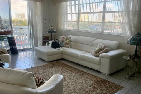 Снять в аренду кондоминиум в Халландейл-Бич, Флорида 2 спальни, 116.13м2, № 2046470 - фото 2