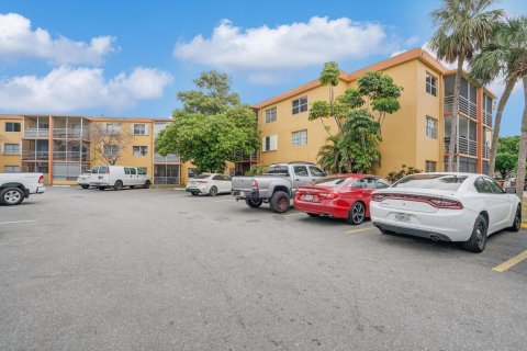 Condo in Deerfield Beach, Florida, 2 bedrooms  № 2083688 - photo 2