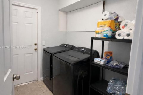House in Lehigh Acres, Florida 3 bedrooms, 118.64 sq.m. № 2183273 - photo 16