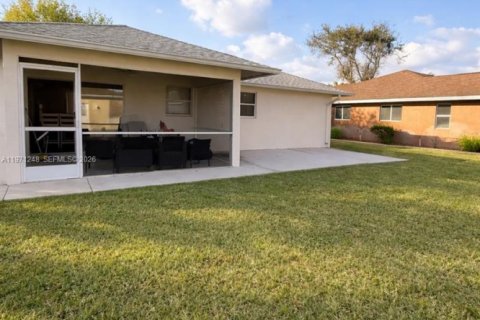 House in Lehigh Acres, Florida 3 bedrooms, 118.64 sq.m. № 2183273 - photo 18