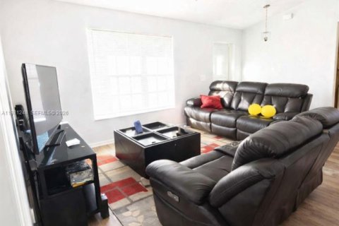 House in Lehigh Acres, Florida 3 bedrooms, 118.64 sq.m. № 2183273 - photo 2