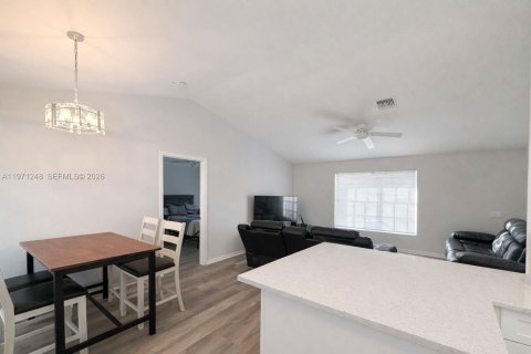 House in Lehigh Acres, Florida 3 bedrooms, 118.64 sq.m. № 2183273 - photo 8