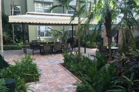 Condo in Hollywood, Florida, 1 bedroom  № 1952448 - photo 12