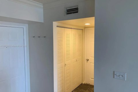 Condo in Hollywood, Florida, 1 bedroom  № 1952448 - photo 5