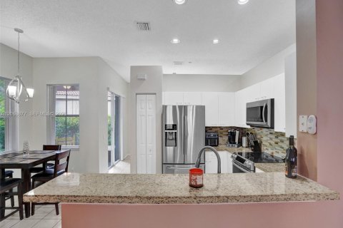 Villa ou maison à louer à Weston, Floride: 3 chambres, 154.4 m2 № 2294362 - photo 24