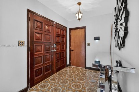 House in Miami Springs, Florida 5 bedrooms, 327.57 sq.m. № 1994464 - photo 7