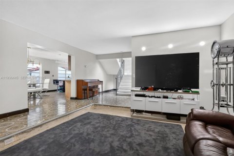 House in Miami Springs, Florida 5 bedrooms, 327.57 sq.m. № 1994464 - photo 2
