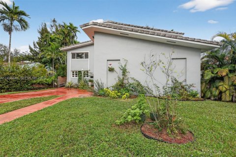 House in Miami Springs, Florida 5 bedrooms, 327.57 sq.m. № 1994464 - photo 5