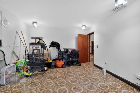 House in Miami Springs, Florida 5 bedrooms, 327.57 sq.m. № 1994464 - photo 14