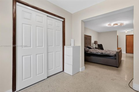 House in Miami Springs, Florida 5 bedrooms, 327.57 sq.m. № 1994464 - photo 26