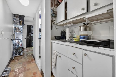 House in Miami Springs, Florida 5 bedrooms, 327.57 sq.m. № 1994464 - photo 19