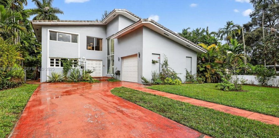 House in Miami Springs, Florida 5 bedrooms, 327.57 sq.m. № 1994464