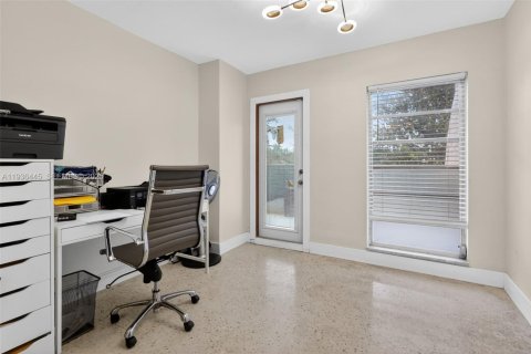 House in Miami Springs, Florida 5 bedrooms, 327.57 sq.m. № 1994464 - photo 25