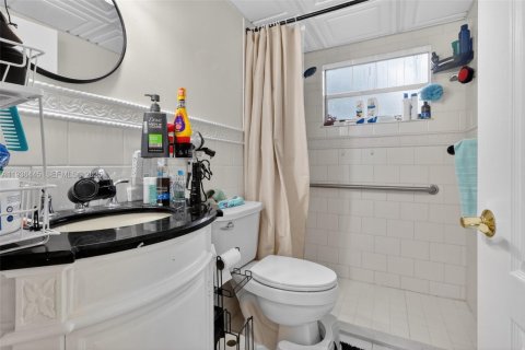 House in Miami Springs, Florida 5 bedrooms, 327.57 sq.m. № 1994464 - photo 20