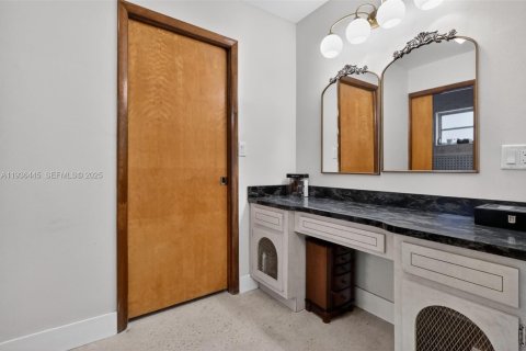 House in Miami Springs, Florida 5 bedrooms, 327.57 sq.m. № 1994464 - photo 28