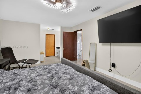 House in Miami Springs, Florida 5 bedrooms, 327.57 sq.m. № 1994464 - photo 24