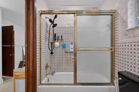 House in Miami Springs, Florida 5 bedrooms, 327.57 sq.m. № 1994464 - photo 30