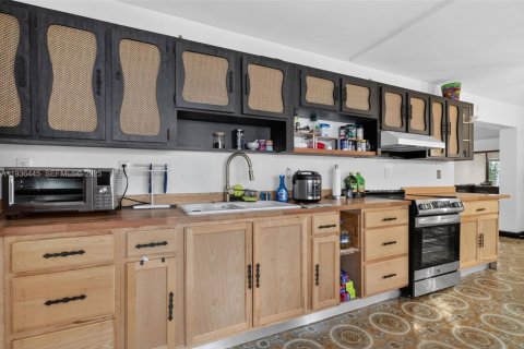 House in Miami Springs, Florida 5 bedrooms, 327.57 sq.m. № 1994464 - photo 3