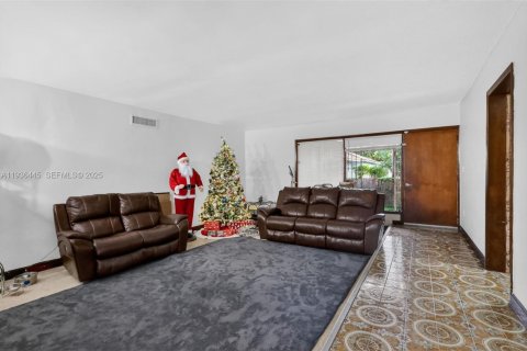 House in Miami Springs, Florida 5 bedrooms, 327.57 sq.m. № 1994464 - photo 9