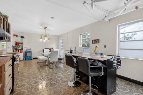 House in Miami Springs, Florida 5 bedrooms, 327.57 sq.m. № 1994464 - photo 12