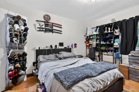 House in Miami Springs, Florida 5 bedrooms, 327.57 sq.m. № 1994464 - photo 17