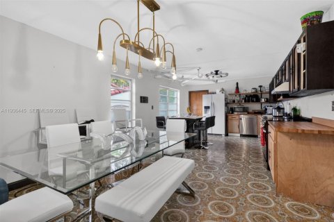 House in Miami Springs, Florida 5 bedrooms, 327.57 sq.m. № 1994464 - photo 10