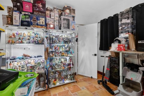 House in Miami Springs, Florida 5 bedrooms, 327.57 sq.m. № 1994464 - photo 16