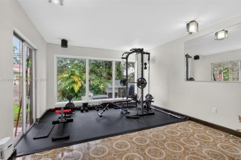 House in Miami Springs, Florida 5 bedrooms, 327.57 sq.m. № 1994464 - photo 13