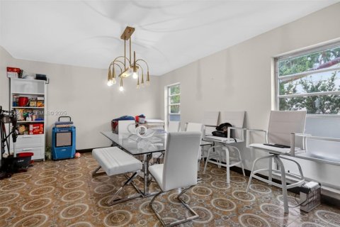 House in Miami Springs, Florida 5 bedrooms, 327.57 sq.m. № 1994464 - photo 11