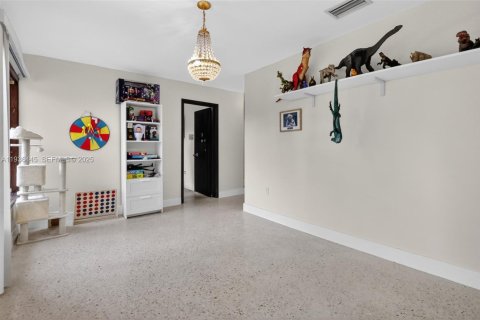 House in Miami Springs, Florida 5 bedrooms, 327.57 sq.m. № 1994464 - photo 23